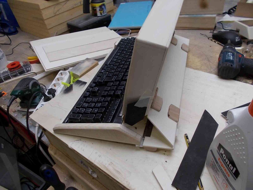 second test. its also a support fro the whole monitor structure to stabilise it when its open. and covers all the rear wiring.