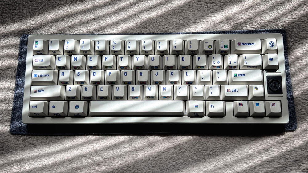 Surprisingly keycaps match the keyboard color so well.