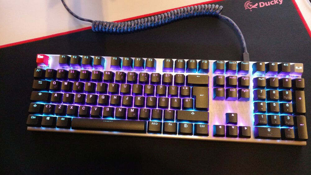 After the build was completed, I only has the black keycap set.