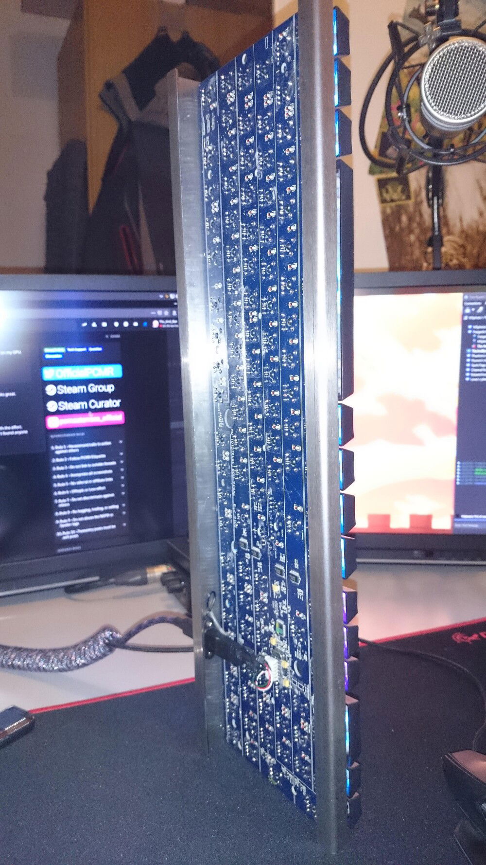 The underside is showing the exposed PCB.  
When designing the frame, I got inpired by the Falcon 8 macropad from MAX keyboard.