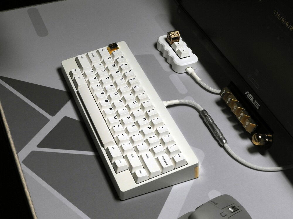 Pic of it with one of my preferred deskmats for this board, who else is 60% gang? 🙌