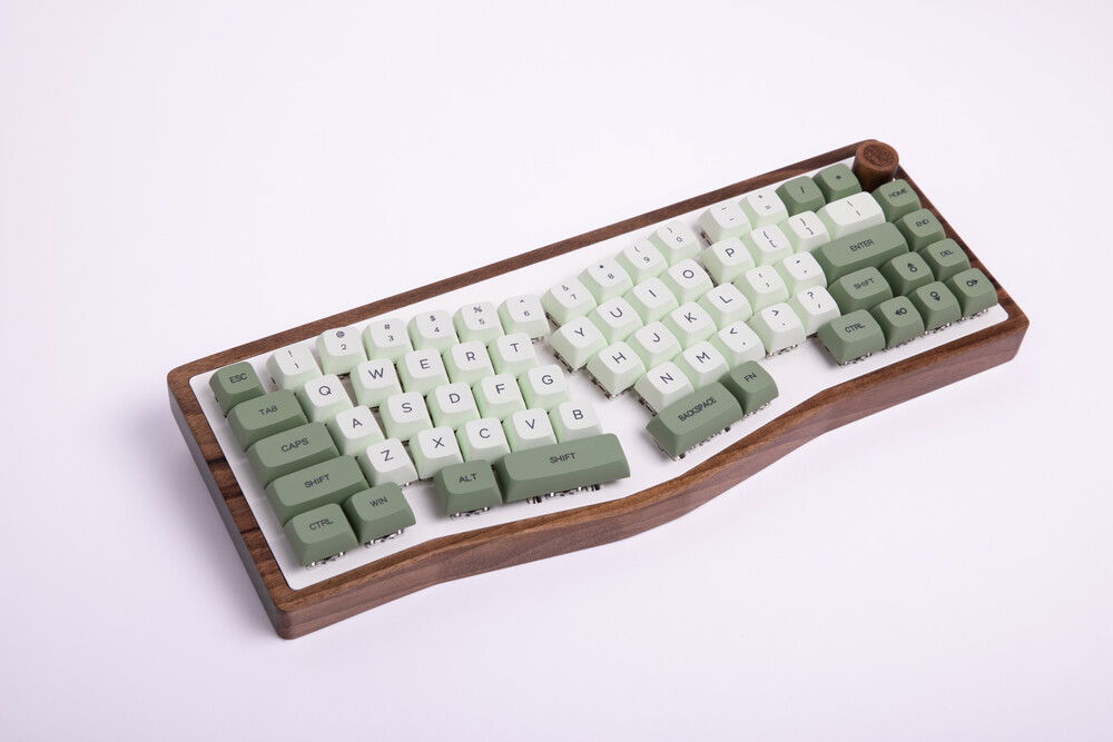 Standard combo, white plate with "macha" keycaps