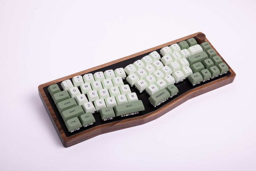Standard combo, black plate with "macha" keycaps