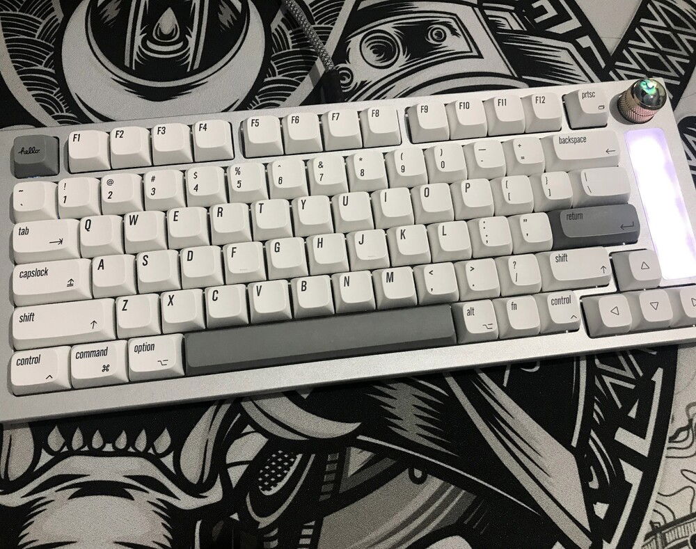 Same mods but using the cheap xda keycaps, apple themed.