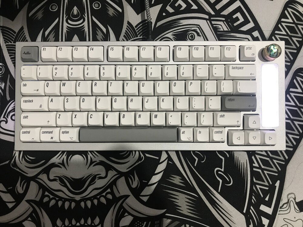 Same mods but using the cheap xda keycaps, apple themed.