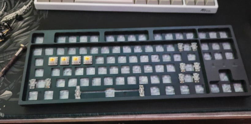 Installing the switches with durock v2 lubed stabs