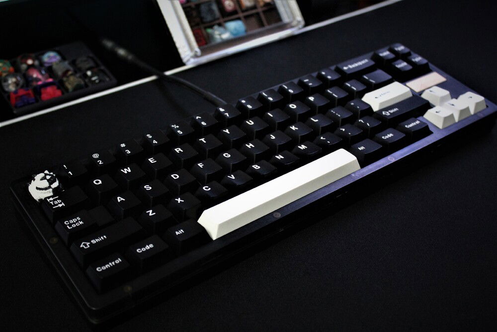 IKKI 68 Charcoal
Gat Yellow KS9s (Stock)
Durock Stabs
Internal Weight 
PBT WOB
Kraken Keycap